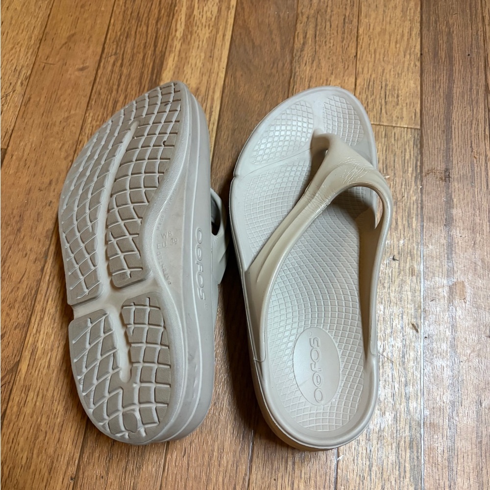 CROCS Tan Flip Flop Sandals - Picture 7 of 9